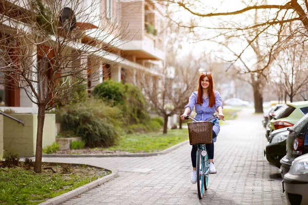 Joven Bicicleta Ciclismo Femenino Ciudad —  Fotos de Stock