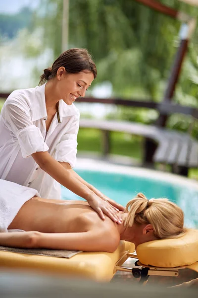 Vacker Ung Kvinna Spa Wellness Tillbaka Massage Behandling — Stockfoto