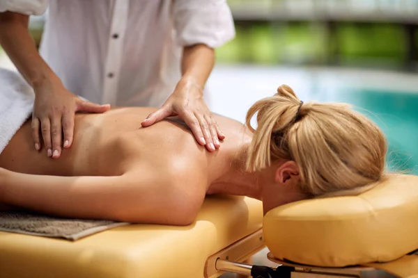 Relaxado Mulher Receber Uma Massagem Spa Exterior Perto — Fotografia de Stock