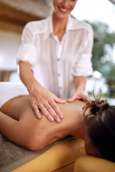 Femelle Recevant Massage Dans Spa Plein Air Gros Plan — Photo