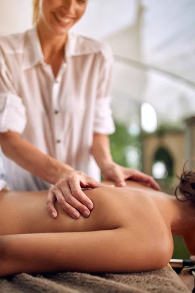 Primo Piano Una Donna Rilassata Che Riceve Massaggio Una Spa — Foto Stock