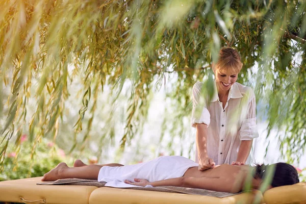 Ung Leende Kvinnliga Mottagande Rygg Massage Från Professionell Massage Skönhetssalongen — Stockfoto