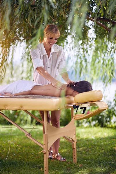 Massage Terapi Hälso Och Koncept Ung Kvinna Liggande Massage Sängen — Stockfoto