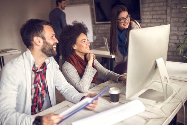 Genç işadamı Office keyifli ortamda çalışma