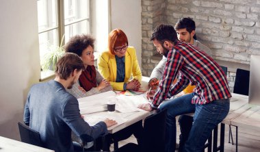 Takım planları gözden geçirilmesi ve birlikte çalışma office tasarımcılar