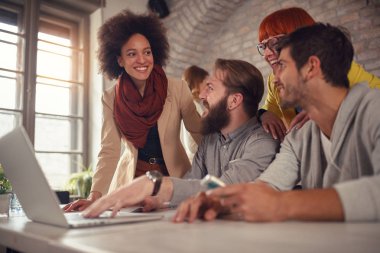 serbest tasarımcı web tasarım ve developmen üzerinde çalışma