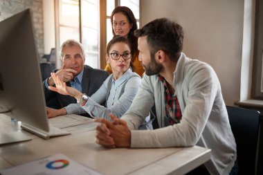 İş takım işçiler ofiste bilgisayar tartışma