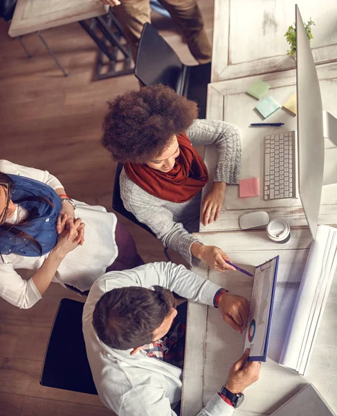 Gente Negocios Compartiendo Ideas Diversas Sobre Concepto Reunión —  Fotos de Stock