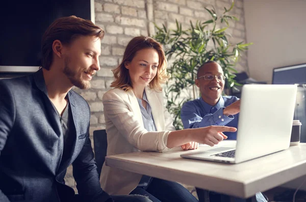 Business Moderne Frau Leitet Treffen Über Computer Reden Und Ideen — Stockfoto