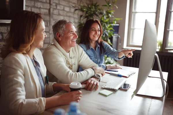 Equipo Personas Creativas Felices Discusión Sobre Reunión Negocios —  Fotos de Stock