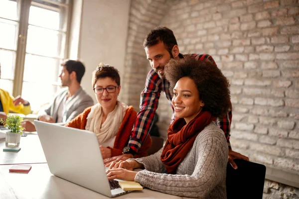 Equipo Diseñadores Reuniones Oficina Moderna Diseñadores Gráficos Trabajando — Foto de Stock