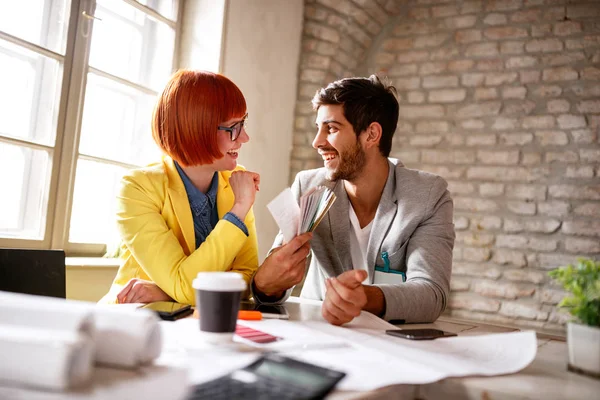 Designer Apontando Para Paleta Cores Enquanto Discute Com Colega Sorridente — Fotografia de Stock