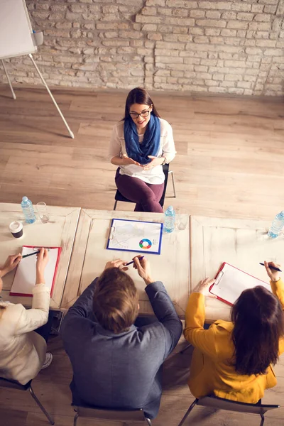 Ragazza Che Colloquio Con Commissione Lavoro Azienda — Foto Stock