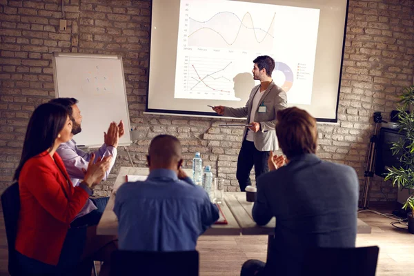 Homem Falando Sobre Sucesso Nos Negócios Para Grupo Empresários — Fotografia de Stock