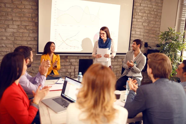 Ung Kvinna Affärsmöte Med Grupp Affärsmän — Stockfoto