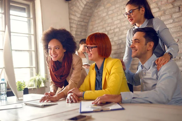 Jeunes Employés Joyeux Travaillant Ensemble Sur Ordinateur — Photo