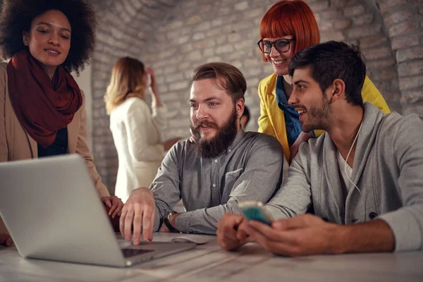 Grupo Jóvenes Diseñadores Web Que Trabajan Juntos — Foto de Stock