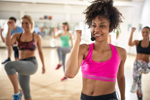 Hübsche Instruktorin Mit Headset Fitnesstraining Mit Gruppe — Stockfoto