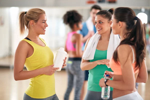 Mulheres Conversando Refrescante Pausa Aula Fitness — Fotografia de Stock