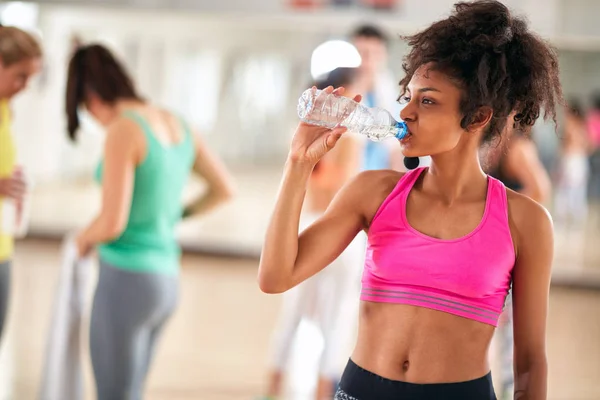 Mezza Casta Giovane Donna Bere Acqua Sente Bene Dopo Esercizi — Foto Stock