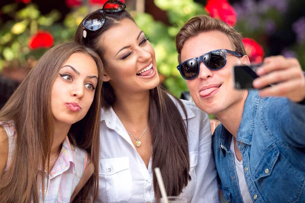 Jovens Engraçados Tomando Selfie Café — Fotografia de Stock