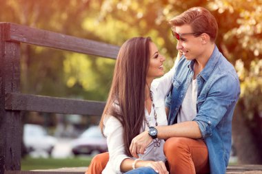 Sonbahar parkında gülümseyen çift