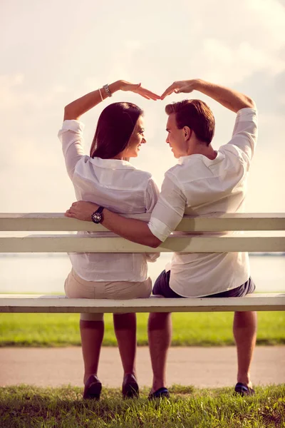 Pareja Hace Símbolo Del Corazón Con Las Manos — Foto de Stock