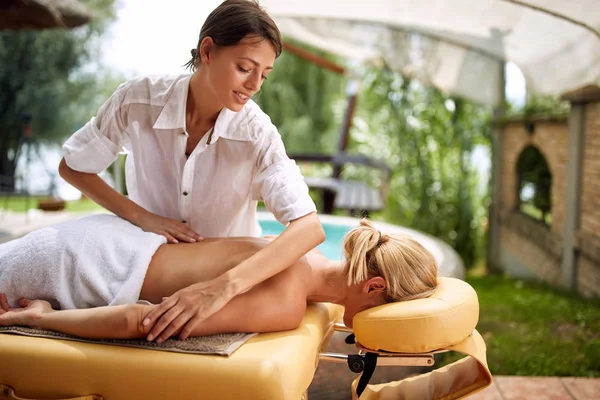 Vrouw Ontvangen Volledige Lichaamsmassage Spa Salon Beroep Bezetting Specialist Therapeut — Stockfoto