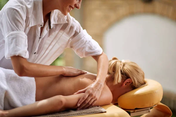 Massagista Sorridente Está Massageando Uma Mulher Spa Livre Perto — Fotografia de Stock