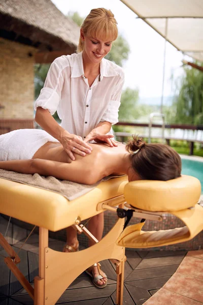 Femme Spa Traitement Spa Massage Maison Plein Air — Photo