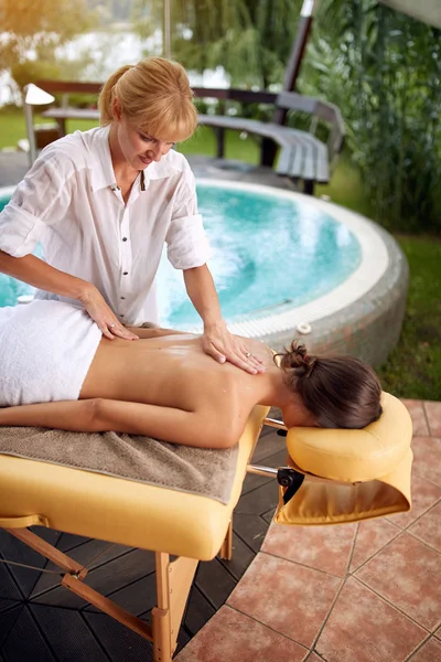 Massage Vrouw Ontvangen Rugmassage Thuis Buiten — Stockfoto