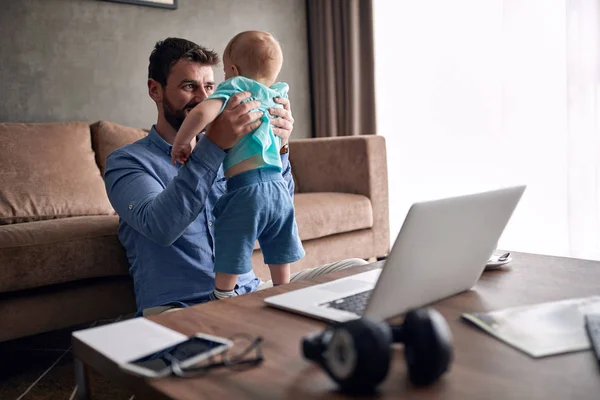 Hombre Sonriente Trabajando Desde Casa Cuidando Bebé — Foto de Stock