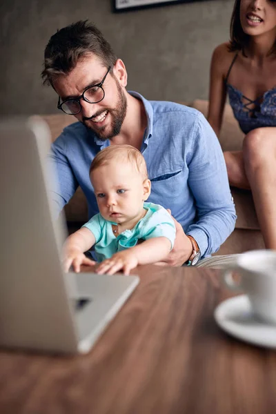 Sonriente Padre Ocupado Trabajando Con Computadora Mientras Cuida Hijo Bebé — Foto de Stock