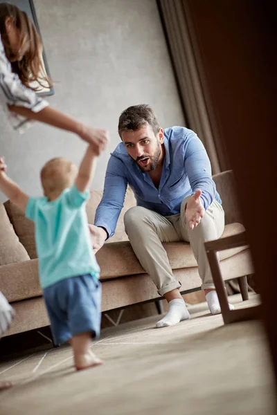 Jonge Moeder Vader Thuis Leert Lopen Hun Kind Jongen Eerste — Stockfoto