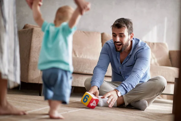 Glückliche Eltern Beim Spielen Mit Ihrem Baby Erste Schritte Familie — Stockfoto