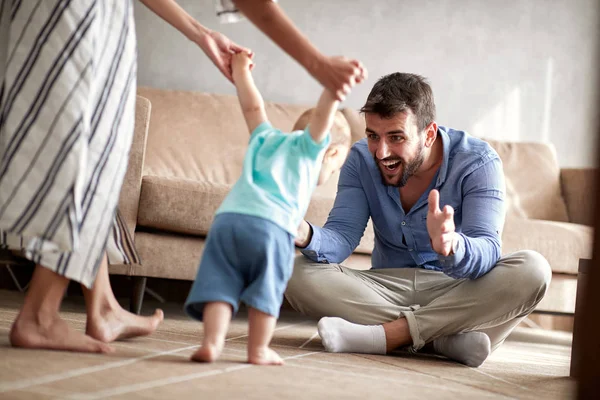 Mutlu Aile Anne Baba Bir Erkek Bebek Ile Evde Oynarken — Stok fotoğraf