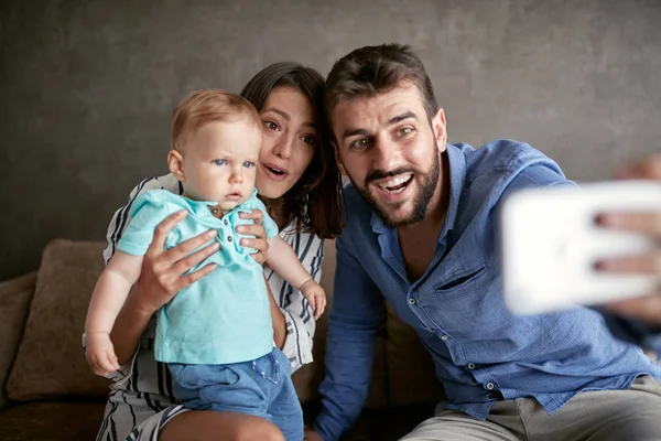Estilo Vida Familiar Casal Feliz Tomando Uma Selfie Com Bebê — Fotografia de Stock