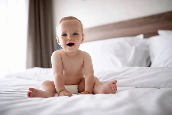 Lächelnder Kleiner Junge Mit Blauen Augen Weißen Schlafzimmer Kind Entspannt — Stockfoto