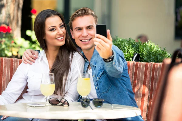 Pareja Mientras Compras Ciudad — Foto de Stock