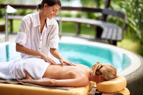 Masajista Está Masajeando Una Mujer Spa Aire Libre — Foto de Stock