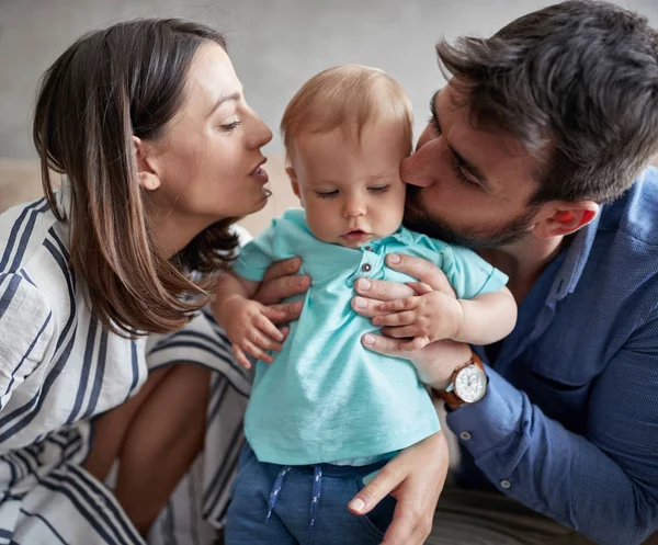 Preciosa Familia Joven Madre Padre Besando Lindo Bebé — Foto de Stock