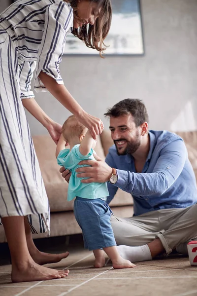 Gelukkig Gezin Spelen Babyjongen Leren Lopen Thuis — Stockfoto