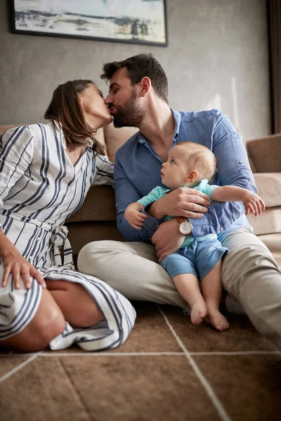 Lyckligt Par Hålla Deras Söt Pojke Och Kysser Hemma — Stockfoto