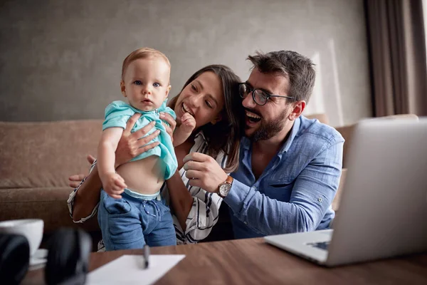 Ευτυχισμένη Οικογένεια Νέος Γονέας Δαπανών Χαρούμενη Ώρα Στο Σπίτι Γιο — Φωτογραφία Αρχείου
