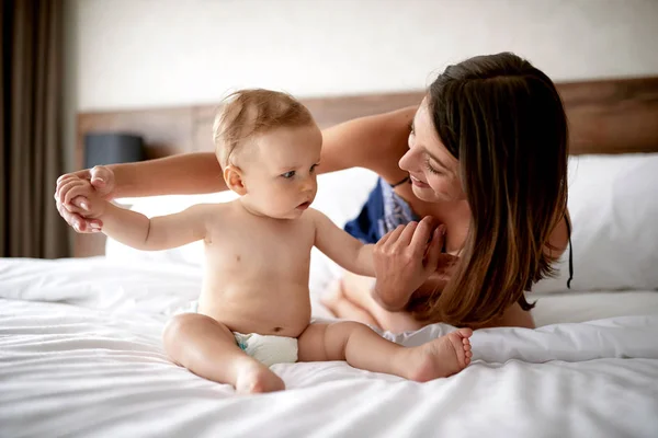 Sonriendo Joven Madre Bebé Cama Joven Mamá Jugando Con Hijo — Foto de Stock