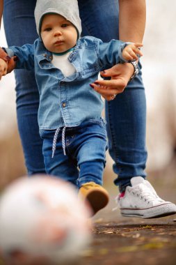 İlk adımlar - yürümeye başlayan çocuk anne ve topu ile oynamak ile ilk adımlar