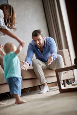 Evlerinde ilk adımları yapmak onların bebek yardım mutlu anne