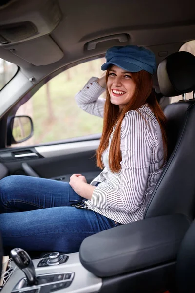 年轻女性在汽车 — 图库照片