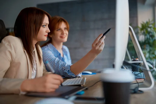 Trabajo Equipo Mujeres Estudio Diseño Gráfico — Foto de Stock