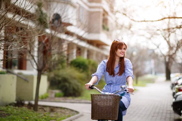 Genç kadın binmek bisiklet şehirdeki